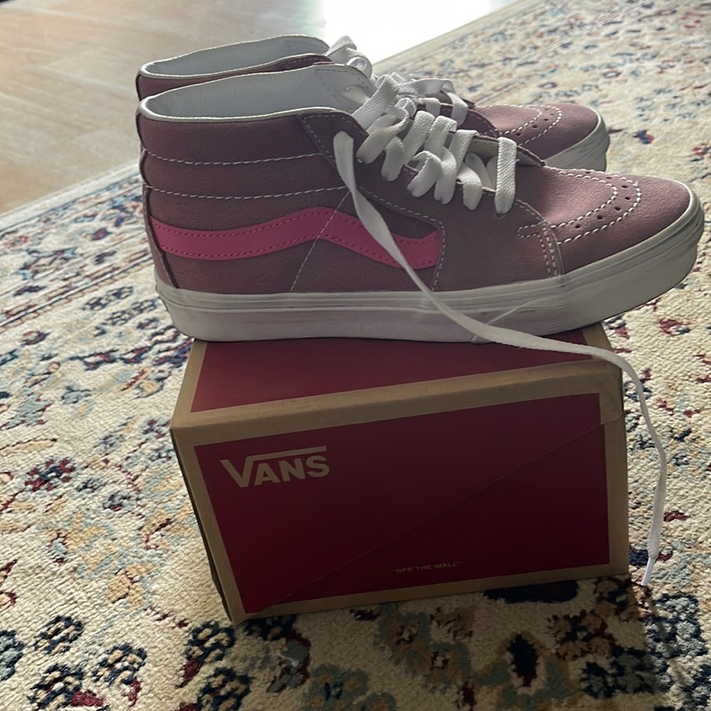 Vans midtops size 7 in women’s and they have been gently worn. No black marks